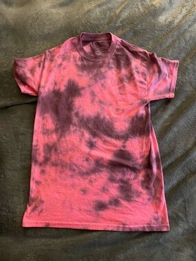 Tie-Dye Gildan T-Shirt – Pink & Dark Greyish Black Acid Wash – Unisex